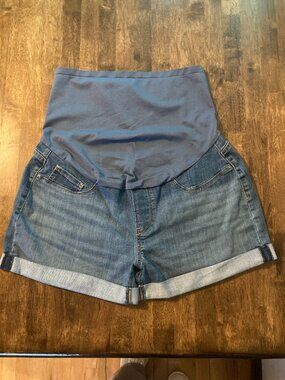 Levi Strauss Maternity Mid Rise Cuffed 3 1/2 Inseam Denim Short Large NWOT!